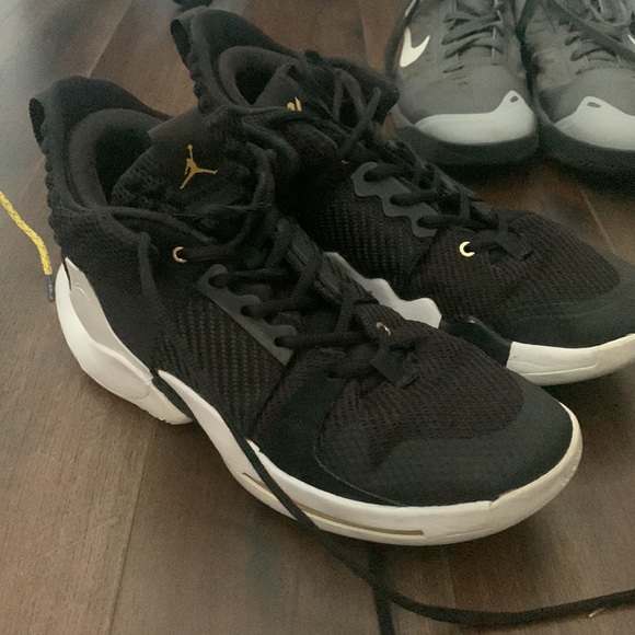 3 pairs of basketball shoes - Picture 3 of 4